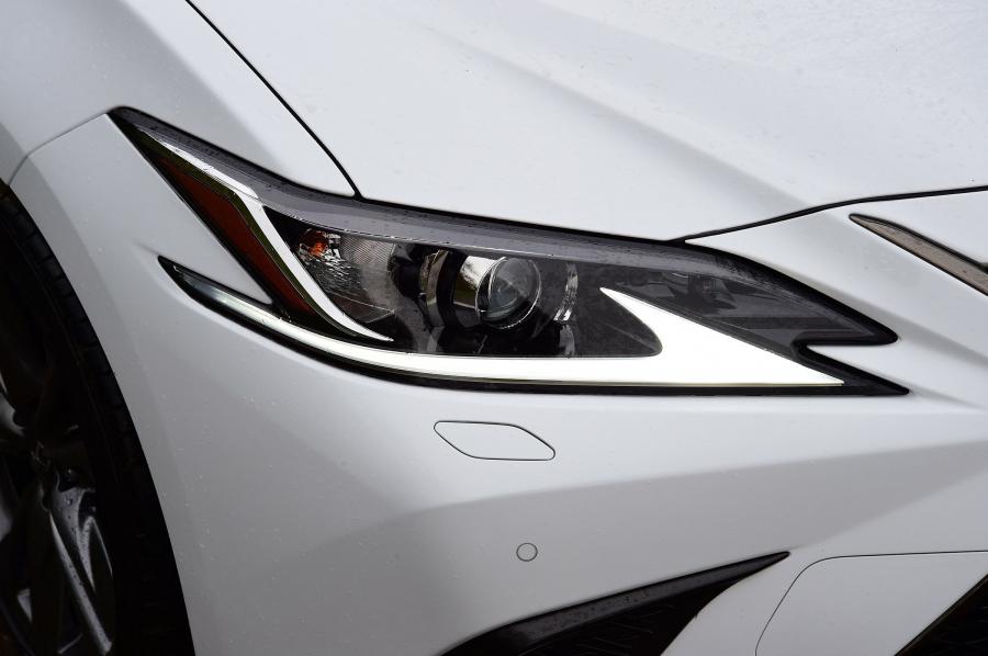 Детали экстерьера Lexus ES300h F-Sport 2019 года  (UK) (фото 6 из 13)